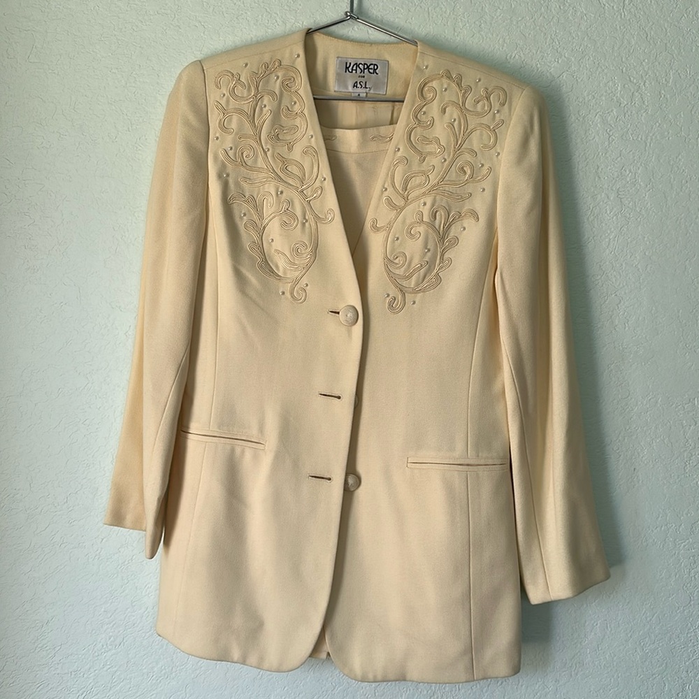 Kasper size 4 yellow 💛🌹 skirt and jacket embellished w pearls embroidered